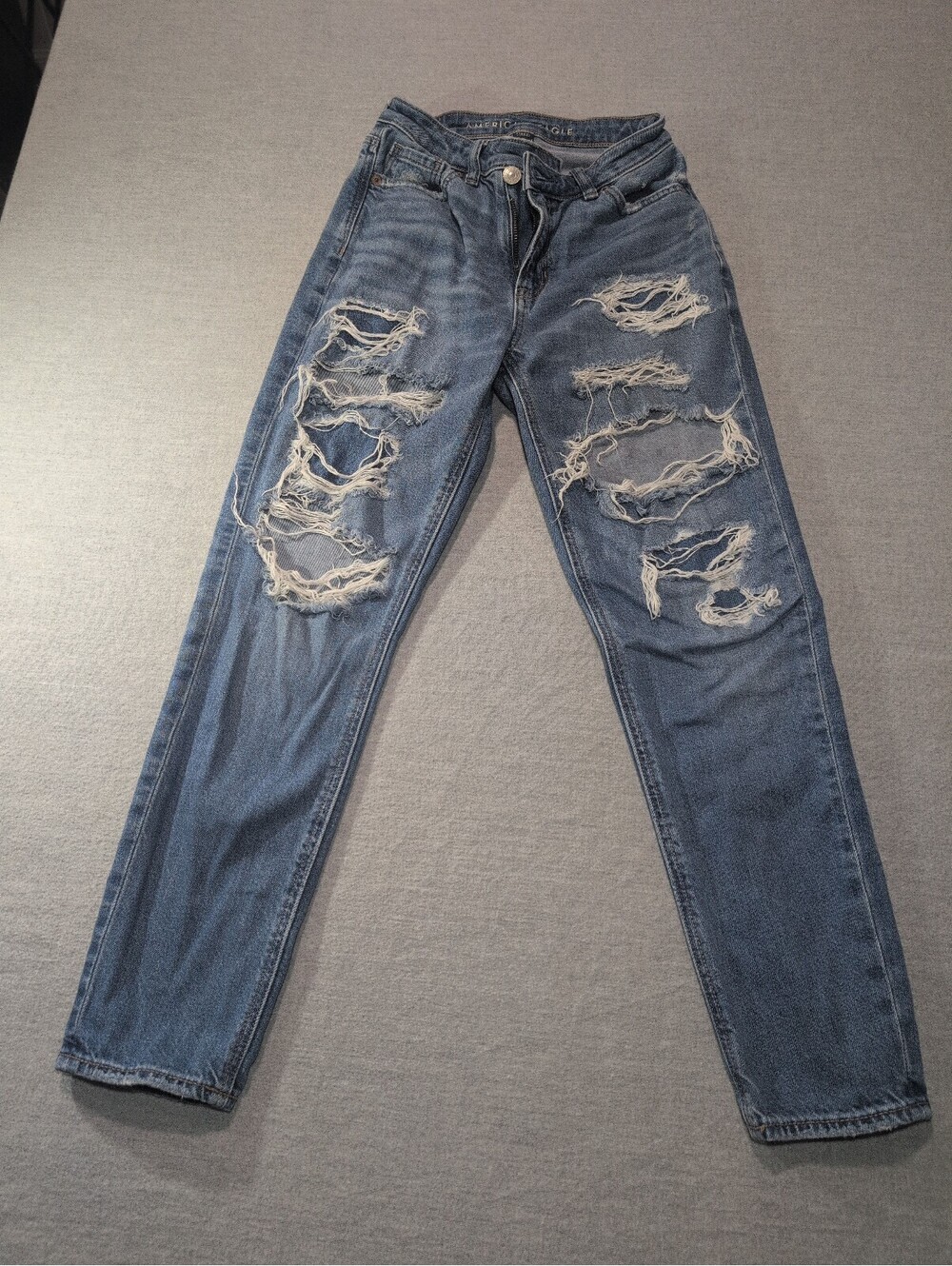 American Eagle Strigid mom jeans distressed blue